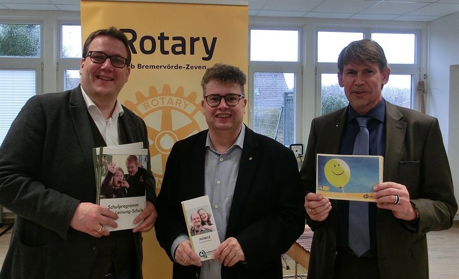 Rotary Club-Präsident Dr. Ulf-Johannes zum Felde (Mitte) und Rotarier Marco Tulodetzki (rechts) übergaben kürzlich einen Scheck über 2.222 Euro an Lebenshilfe-Geschäftsführer Volker Wahlers (links).  oto: eb