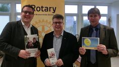 Rotary Club-Präsident Dr. Ulf-Johannes zum Felde (Mitte) und Rotarier Marco Tulodetzki (rechts) übergaben kürzlich einen Scheck über 2.222 Euro an Lebenshilfe-Geschäftsführer Volker Wahlers (links).  oto: eb