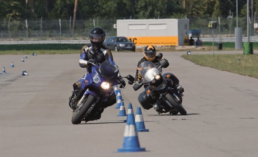 Spezielle Kurse wie das ADAC Schräglagentraining  helfen Motorradfahrern, Extremsituationen zu meistern.  Foto: txn-p