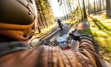 Viele Motorradfahrer sind nur am Wochenende unterwegs. Eine umsichtige und vorausschauende Fahrweise dient der eigenen Sicherheit und schützt andere Verkehrsteilnehmer. Foto: kesu/123rf/Itzehoer