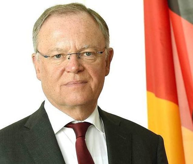 Ministerpräsident Stephan Weil verkündete am Montagabend weitreichende Einschränkungen des öffentlichen Lebens in Niedersachsen. Die Maßnahmen sind zunächst bis zum 18. April befristet. Foto: Niedersächsische Staatskanzlei/Hollemann