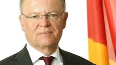 Ministerpräsident Stephan Weil verkündete am Montagabend weitreichende Einschränkungen des öffentlichen Lebens in Niedersachsen. Die Maßnahmen sind zunächst bis zum 18. April befristet. Foto: Niedersächsische Staatskanzlei/Hollemann