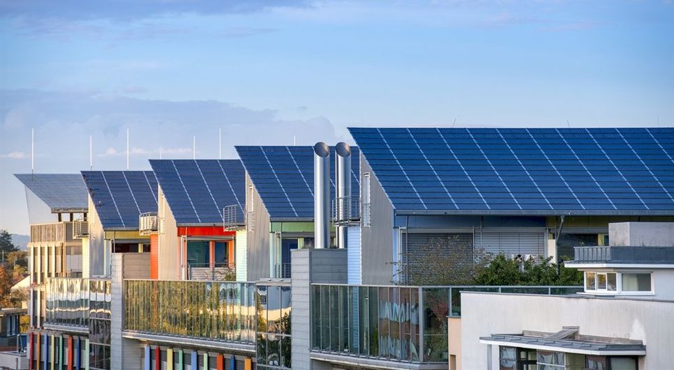 Laut einer Umfrage spricht sich eine klare Mehrheit der Bundesbürger für den Ausbau der Solarenergie aus, der Schwerpunkt sollte künftig auf Solaranlagen auf Dächern liegen.
 Foto: djd/LichtBlick SE/Gyula Gyukli/Fotolia