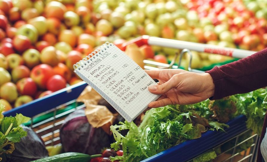 Wer den Einkauf für eine ganze Woche plant, muss weniger in den Supermarkt und hilft dabei, die Ausbreitung des Corona-Virus auszubreiten.  Foto: adobstock