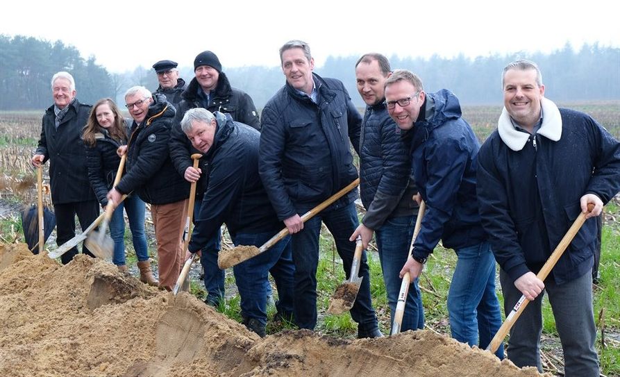 V.l.n.r.: Dieter Langmaack (Bürgermeister Lübberstedt), Melanie Haarde (hwb architekten &amp; ingenieure), Eckhard Schütt (Bürgermeister Steden), Gerold Puckhaber (Gemeinderat Holste), Rüdiger Kück (Helmut Kück Bauunternehmung GmbH), Olaf Bargemann (Geschäftsführer Lebenshilfe Osterholz gGmbH), Hartwig Klaus (erster stellvertretender Bürgermeister Axstedt), Thorsten Kück (Helmut Kück Bauunternehmung GmbH), Marco Ehrichs (Leiter der Abteilung Finanzen und Bildung der Samtgemeinde Hambergen), Carsten Müller (Gemeinderat Holste).  Foto: Jelena-Katherina Sander