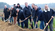 V.l.n.r.: Dieter Langmaack (Bürgermeister Lübberstedt), Melanie Haarde (hwb architekten &amp; ingenieure), Eckhard Schütt (Bürgermeister Steden), Gerold Puckhaber (Gemeinderat Holste), Rüdiger Kück (Helmut Kück Bauunternehmung GmbH), Olaf Bargemann (Geschäftsführer Lebenshilfe Osterholz gGmbH), Hartwig Klaus (erster stellvertretender Bürgermeister Axstedt), Thorsten Kück (Helmut Kück Bauunternehmung GmbH), Marco Ehrichs (Leiter der Abteilung Finanzen und Bildung der Samtgemeinde Hambergen), Carsten Müller (Gemeinderat Holste).  Foto: Jelena-Katherina Sander