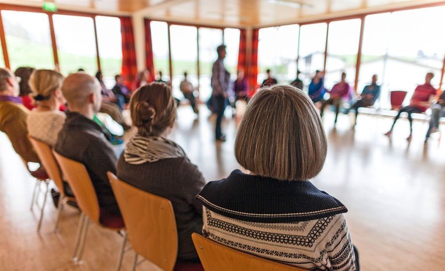 In einer Gruppentherapie entdecken die Teilnehmer Gemeinsamkeiten und können zusammen Problemlösungen erarbeiten. Foto: djd/Dr. Reisach Kliniken/Kai Loges + Andreas Langen