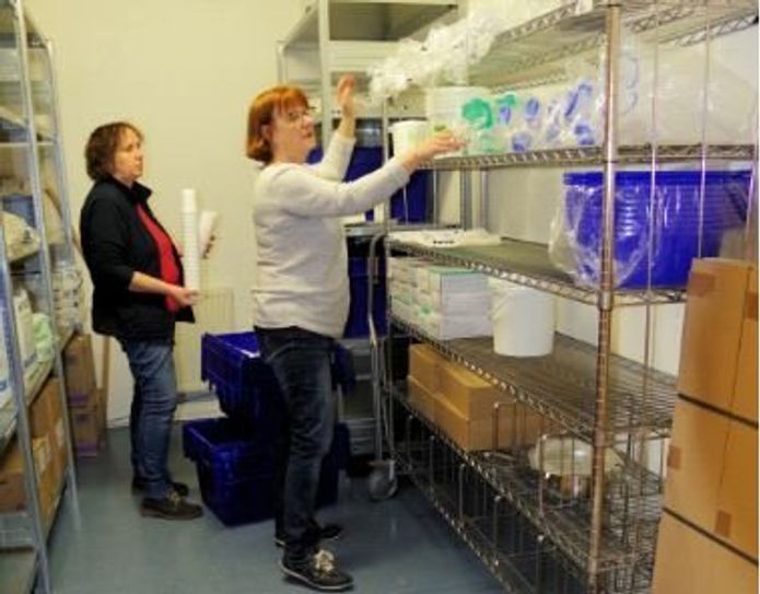 Die Vorbereitungen für das Behelfskrankenhaus des Roten Kreuzes in Ritterhude laufen. Christiane Stickelmann und Petra Ude beim Einräumen des Lagers.  Foto: eb