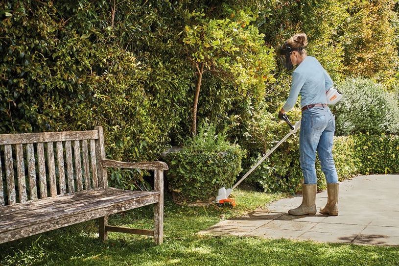 Frisch gepflegt ins neue Gartenjahr starten: Nach dem Winter ist auf der Terrasse und rund um die Beete viel zu tun. Foto: djd/STIHL