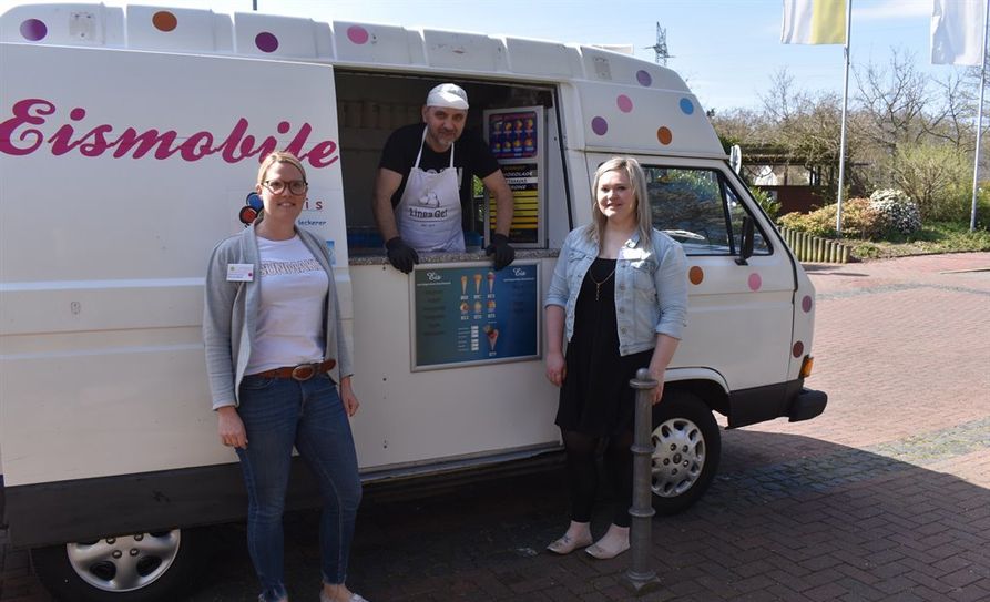 Das Eismobile vom Eiscafé Pinocchio stattete der OsteMed Klinik einen Besuch ab und überraschte die Mitarbeiter mit einem leckeren Eis. Foto: eb