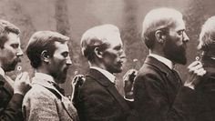 Die „Gänseblümchenparade“ am 30. Juni 1895: Heinrich Vogeler, Fritz Overbeck, Hans Müller-Brauel (Archäologe und Heimatforscher), Fritz Mackensen, Otto Modersohn und Hermann Allmers (Schriftsteller) (v. li.). Foto: Worpsweder Verlag