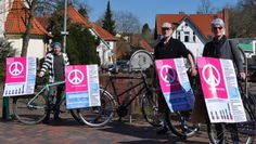 Fritz Böhm, Eckhard Schlöbcke und Anke Beyer (v. li.) präsentieren auf dem Scharmbecker Marktplatz die Ostermarsch-Aktion „Geld für Gesundheit statt für Rüstung.  Foto: eb