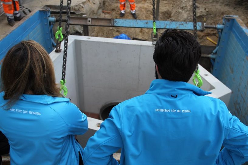 Kerem Aba und Daniela Rahn, Leiterin Entwässerung bei den Osterholzer Stadtwerken bei dem im September 2018 eingebauten Schachtbauwerk an der Kreuzung Auf der Horst / Ahrensfelder Damm. In dem Bereich wurden Kanalrohre von bis zu einem Meter Durchmesser verlegt.  Foto: eb