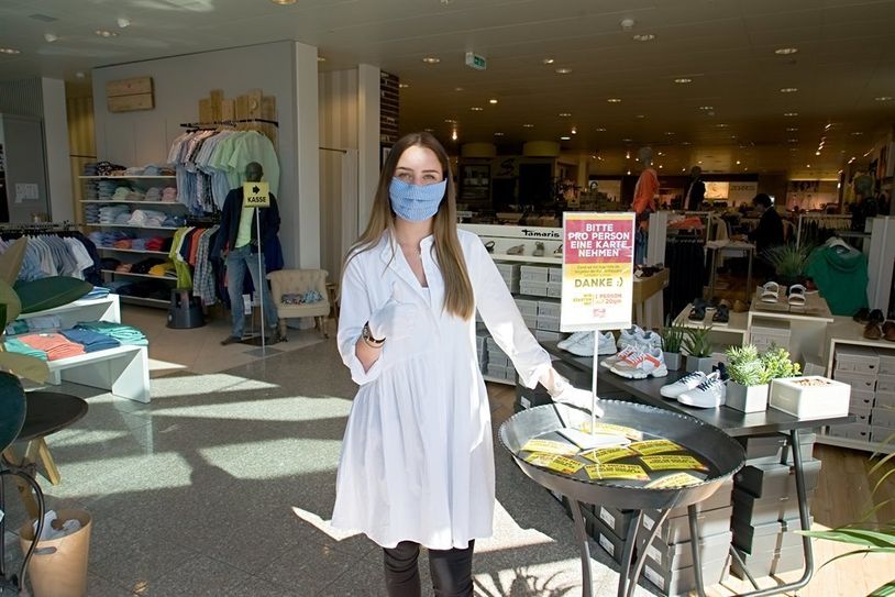 Im Modehaus Schlüter ist die Freude groß, dass wieder Kund*innen im Geschäft begrüßt werden dürfen. Dafür hält man alle notigen Hygieneregeln penibel ein. Foto: eb