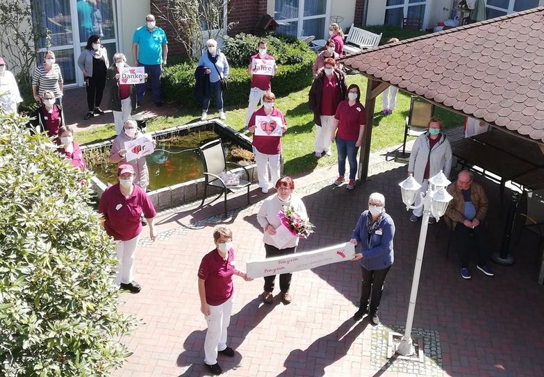 15 Jahre als Mitarbeiterin im Haus am Park: Das Jubiläum von Sabine Caliebe musste, wenn auch mit Abstand, gefeiert werden.  Foto: eb