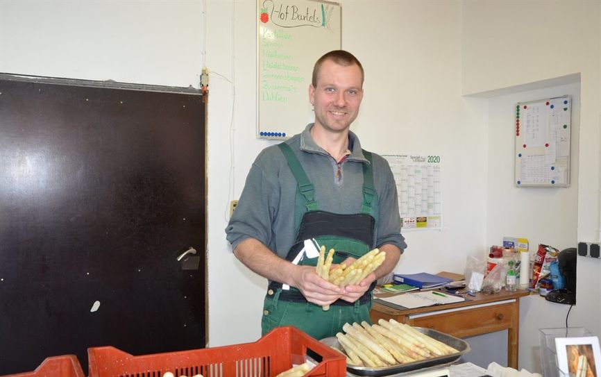 Kai Bartels freut sich, dass der Spargel nun mit Hilfe vieler freiwilliger Erntehelfer gestochen werden kann. Er hofft aber auch noch auf die Anreise seiner altbewährten Helfer.  Foto: eb