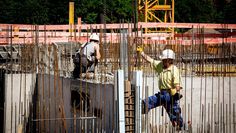 Alle Hände voll zu tun: Trotz Corona verzeichnet die Baubranche volle Auftragsbücher und solide Umsätze. Jetzt profitieren auch die Handwerker. Im April ist der Mindestlohn für Maurer &amp; Co. gestiegen.  Foto: eb