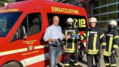 40 Gesichtsmasken im Feuerwehr-Design übergab der Förderverein der Ortsfeuerwehr Hambergen an die Einsatzabteilung. Übungs- und Einsatzdienst müssen auch in der Corona-Krise weiter geleistet werden. Die Masken sollen dabei helfen, das Infektionsrisiko für die aktiven Kamerad*innen zu verringern.  Foto: eb