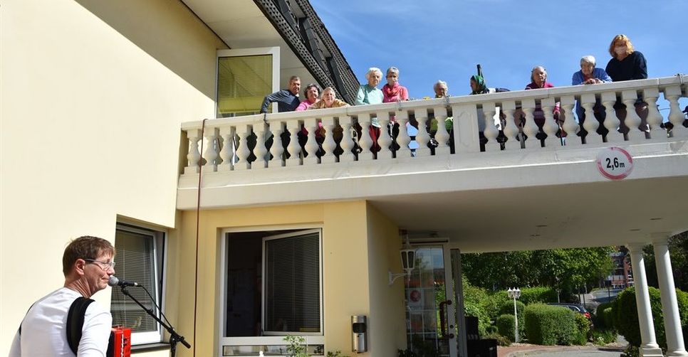 Klingt auch mit Abstand gut: Detlef Gödicke spielte auf Einladung des Rotary Club für zwei Alten- und Pflegeheime in Osterholz-Scharmbeck kleine Konzerte.  Foto: eb