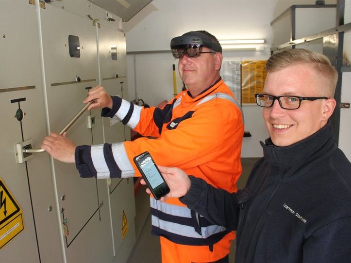 Jonny Siedenburg (links) und Marcel Klingenberg im Einsatz mit der neuen Datenbrille.  Foto: eb