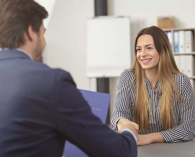 Schon vor, aber auch während des Vorstellungsgesprächs können gut vorbereitete Bewerber Punkte sammeln.   Foto: contrastwerkstatt/fotolia/randstad