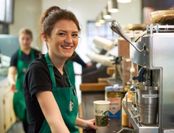 Unternehmen können einiges dafür tun, um ihre Azubis nachhaltig zu motivieren. Foto: djd/Bundesverband der Systemgastronomie