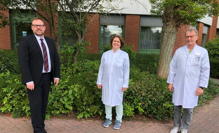 Lydia Kaiser kehrt sehr zur Freude von Geschäftsführer Rainer Röhrs (links) und Dr. Oskar Freudenthaler zurück an die OsteMed Klinik.  Foto: eb