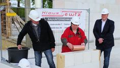 Beton will gut gerührt sein: Architekt Andreas Pigge, Bürgermeisterin Angela Greff und Patrick Grotheer, Geschäftsführer des DRK Osterholz (v. li.) bei der Grundsteinlegung einer neuen KITA.  Foto: eb