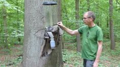 Käferexperte Axel Bellmann überprüft den Inhalt der im Klosterholz aufgehängten Käfer-Fallen.   Foto: hc