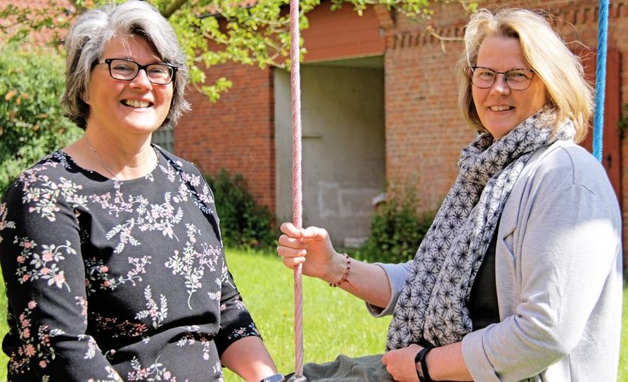 Sylvia Best und Bettina Szlagowski sind die beiden hauptamtlichen Koordinatorinnen des Ambulanten Hospizdienstes. Gemeinsam mit ihren ehrenamtlichen Mitarbeiter*innen stehen sie sterbenden und trauernden Menschen auch in der Corona-Krise zur Seite.  Foto: jm