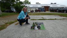 Während im Hintergrund schon vorbereitende Arbeiten stattfinden, erläutert Martina de Wolff am aktualisierten ,Modell von Erika Herling den geplanten Dorfplatz.  Foto: hc