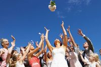 Hochzeitstag und alle feiern mit! Gut, wenn man sich rechtzeitig um Übernachtungsmöglichkeiten für die Gäste gekümmert hat. Foto: djd/Das Telefonbuch/mauritius images