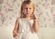 Blumenmädchen sind kleine Stars auf jeder Hochzeit. Voller Stolz begleiten sie das Brautpaar zum Traualtar, streuen hingebungsvoll Blümchen und lächeln verschmitzt in die Kameras. Foto: Flowergirls by Lilly/akz-o