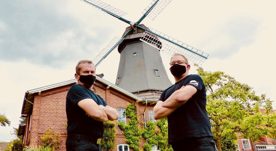 Thomas Rühl (links) und Sebastian Dippe vor der Mühle von Rönn, die bei der „Night of Light“ am 22. Juni in rotes Licht getaucht wird, um auf die katastrophale Situation der Veranstaltungsbranche aufmerksam zu machen.  Foto: eb