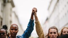 Auch in Deutschland gibt es große Proteste gegen Rassismus in staatlichen Institutionen und im Alltag. Er ist nicht nur ein Problem am rechtsextremen Rand, sondern mitten in der Gesellschaft, wie die Erfahrungen schwarzer Menschen in Deutschland belegen. Foto: AdobeStock