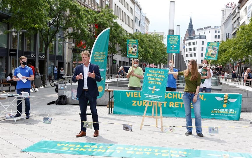 „Auftakt in Hannovers Innenstadt mit dem Initiatorenkreis des Volksbegehrens: Dr. Holger Buschmann (vorne, 2.v.l.) und Anne Kura sowie hinten v.l.n.r.: Hans-Joachim Janßen, Dr. Nick Büscher, Klaus Ahrens.  Foto: Mareike Sonnenstein