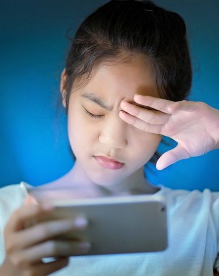 Beliebtes Freizeit-Gadget, zum Lernen eher ungeeignet: Schüler*innen, die außer dem Smartphone über kein digitales Endgerät verfügen, stehen beim Homeschooling vor unnötigen Herausforderungen.  Foto: AdobeStock