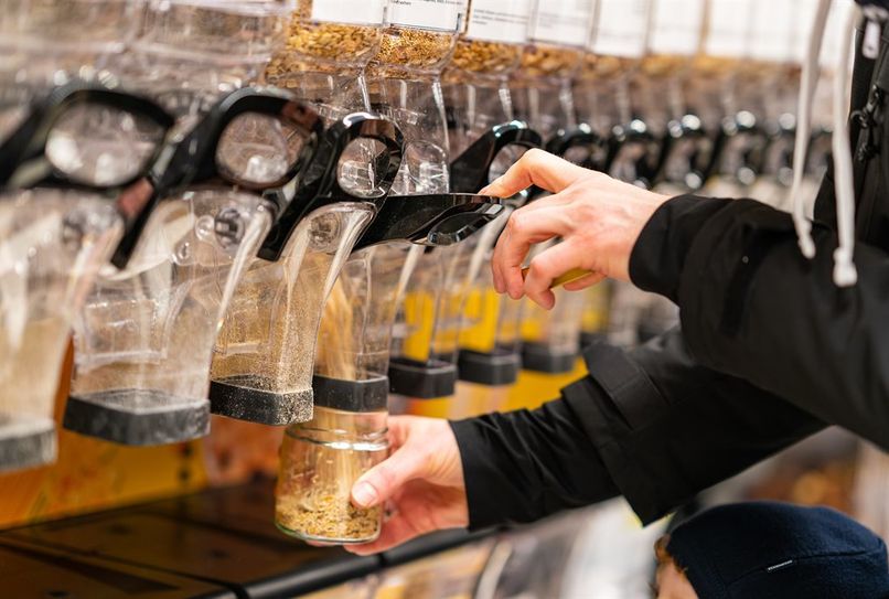 Im famila-Markt in Bremervörde gibt es jetzt eine Unverpackt-Station: Diese bietet Kunden eine umweltfreundliche Alternative zum üblichen vorverpackten Produkt.  Foto: famila