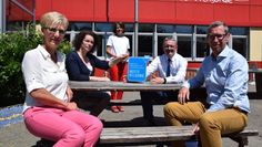 Schildübergabe an der Beethovenschule. Von links; Susanne Fedderwitz, Tina Haumersen, Bettina Preißner, Landrat Bernd Lütjen und Dr. Markus Stöckl.  Foto: eb