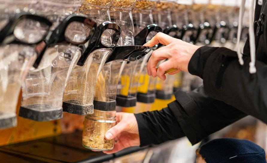 Im famila-Markt in Bremervörde gibt es jetzt eine Unverpackt-Station: Diese bietet Kund*innen eine umweltfreundliche Alternative zum üblichen vorverpackten Produkt.  Foto: eb