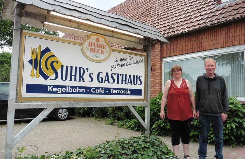 Christiane und Ludwig Suhr freuen sich, ihren Gasthof in Wellen nach einer langen Pause wieder öffnen zu können. Neuerdings bieten die beiden auch eine Ferienwohnung an.  Foto: mf