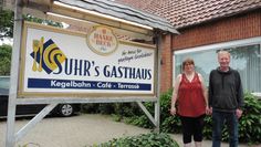 Christiane und Ludwig Suhr freuen sich, ihren Gasthof in Wellen nach einer langen Pause wieder öffnen zu können. Neuerdings bieten die beiden auch eine Ferienwohnung an.  Foto: mf