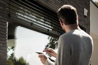 Alarmsysteme am Fenster kann man so programmieren, dass die Rollläden bei einem Einbruchsversuch sofort automatisch herunterfahren. Foto: djd/REHAU AG + Co