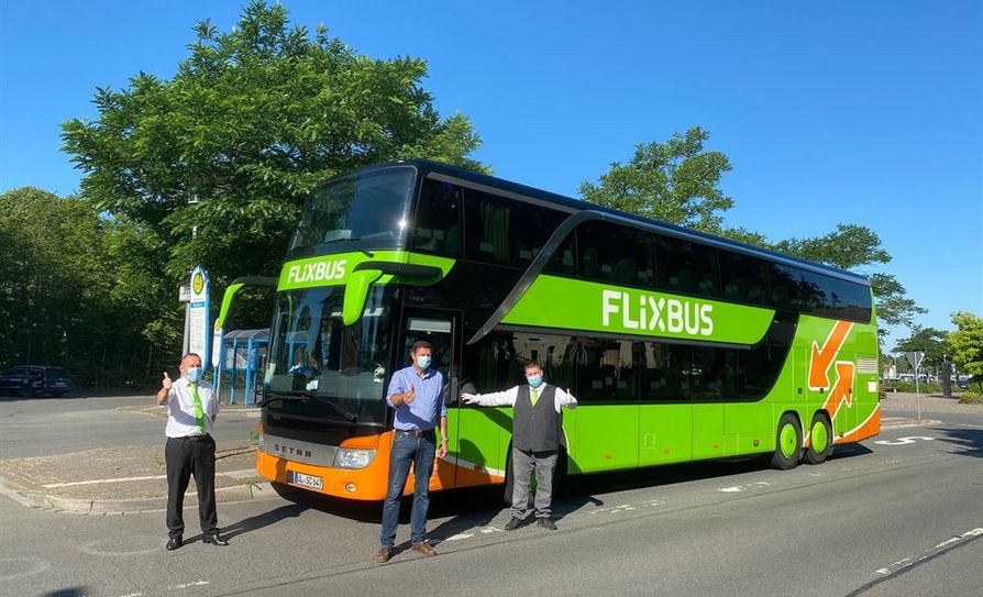 Oliver Grundmann (Mitte) mit Flixbus-Fahrer Waldemar Pfaffenrot (links) und Fahrgastbetreuer Nick Groß an der Haltestelle in Bremervörde.  Foto: eb