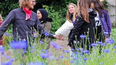 Seit vergangener Woche bekommt die Biologische Station auf der neuen Blühfläche am Scharmbecker Bach wieder Unterstützung aus dem Lernhaus: Schüler*innen der sechsten Klasse werden die Fläche, die vom aktuellen Abschlussjahrgang im Projekt „OHZ wird bunt“ geplant und mit angelegt wurde, weiter mitgestalten.  Foto: jm