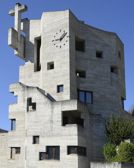 Aus Beton und damit irgendwie auch aus Sand gebaut ist diese Kirche in der Schweiz Foto: Adobe Stock/tauav