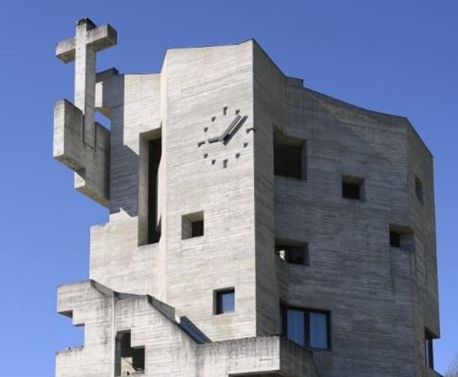 Aus Beton und damit irgendwie auch aus Sand gebaut ist diese Kirche in der Schweiz Foto: Adobe Stock/tauav