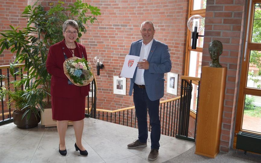 Anke Triebel nimmt die Glückwünsche zu ihrem Dienstjubiläum von Bürgermeister Detlev Fischer entgegen.  Foto: eb