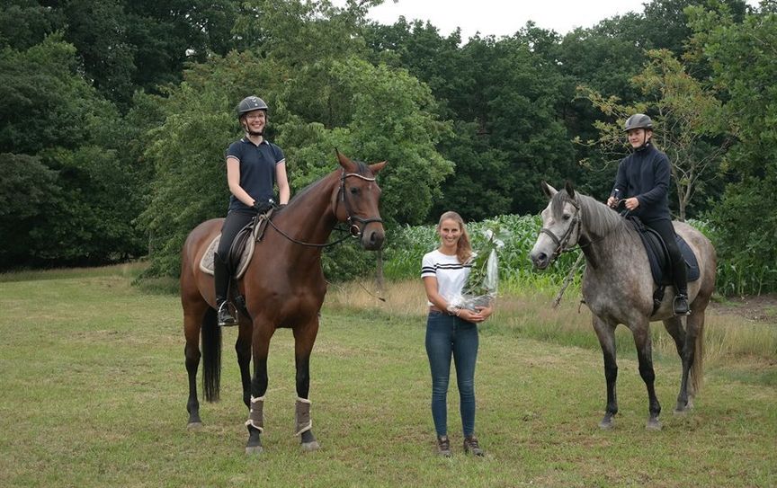 V.l.n.r.: Jette Jungclaus, Lehrgangsleiterin Klara Boeckh und Rieke Schlesselmann.  Foto: eb