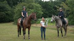 V.l.n.r.: Jette Jungclaus, Lehrgangsleiterin Klara Boeckh und Rieke Schlesselmann.  Foto: eb